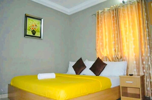 In-room safe, bed sheets