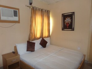 Royal Suite | In-room safe, bed sheets - De Lawrence Court & Suites (Lagos)
