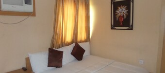 De Lawrence Court & Suites