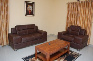 Área de sala de estar | Televisión LED de 40 pulgadas con canales vía satélite y televisión