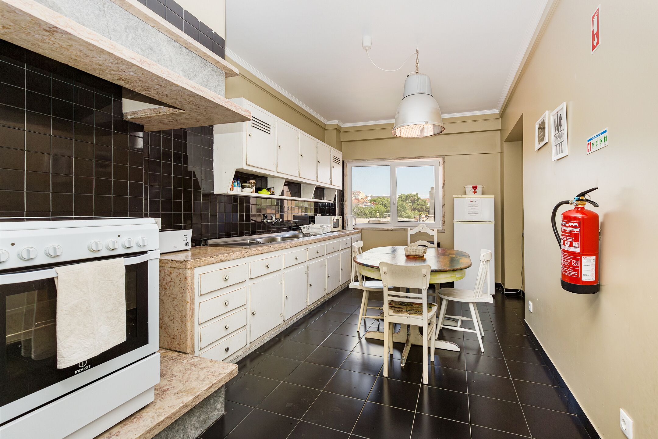 Lemari es, microwave, oven, dan kompor