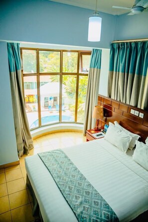 Standaard kamer, 1 kingsize bed, privébadkamer, uitzicht op stad | Luxe beddengoed, een kluis op de kamer, een bureau, gratis wifi