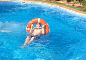 Una piscina al aire libre (de 06:00 a 19:00), sombrillas