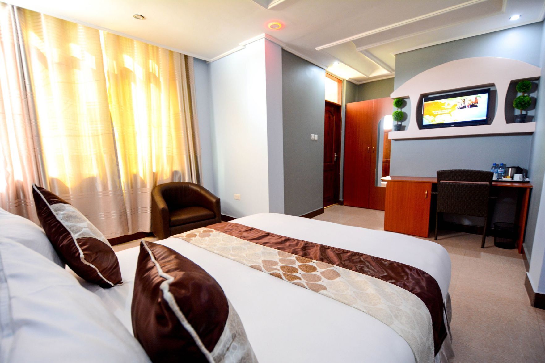 Premium bedding, in-room safe, desk, free WiFi