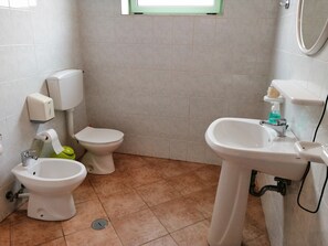 Classic Twin Room, Multiple Beds | Bathroom | Shower, free toiletries, hair dryer, bidet