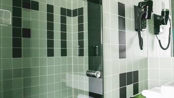 Regadera, amenidades de baño gratuitas, secadora de cabello, toallas