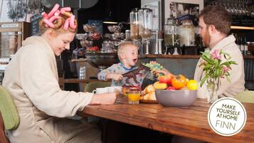 Desayuno buffet (EUR 14.50 por persona)