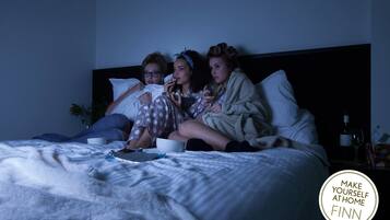 Habitación triple | Ropa de cama de alta calidad y caja de seguridad en la habitación