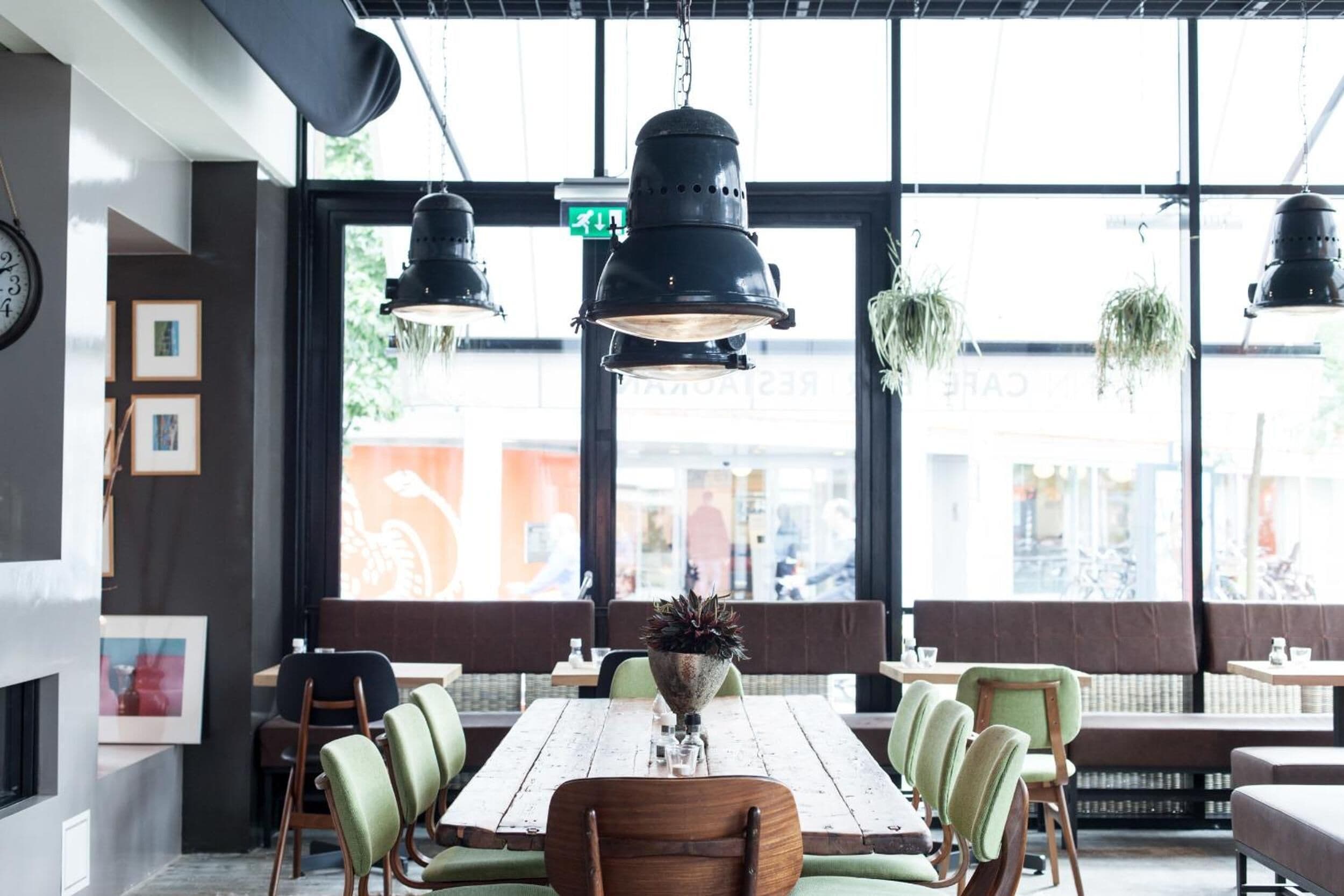 Serveert ontbijt, lunch en diner