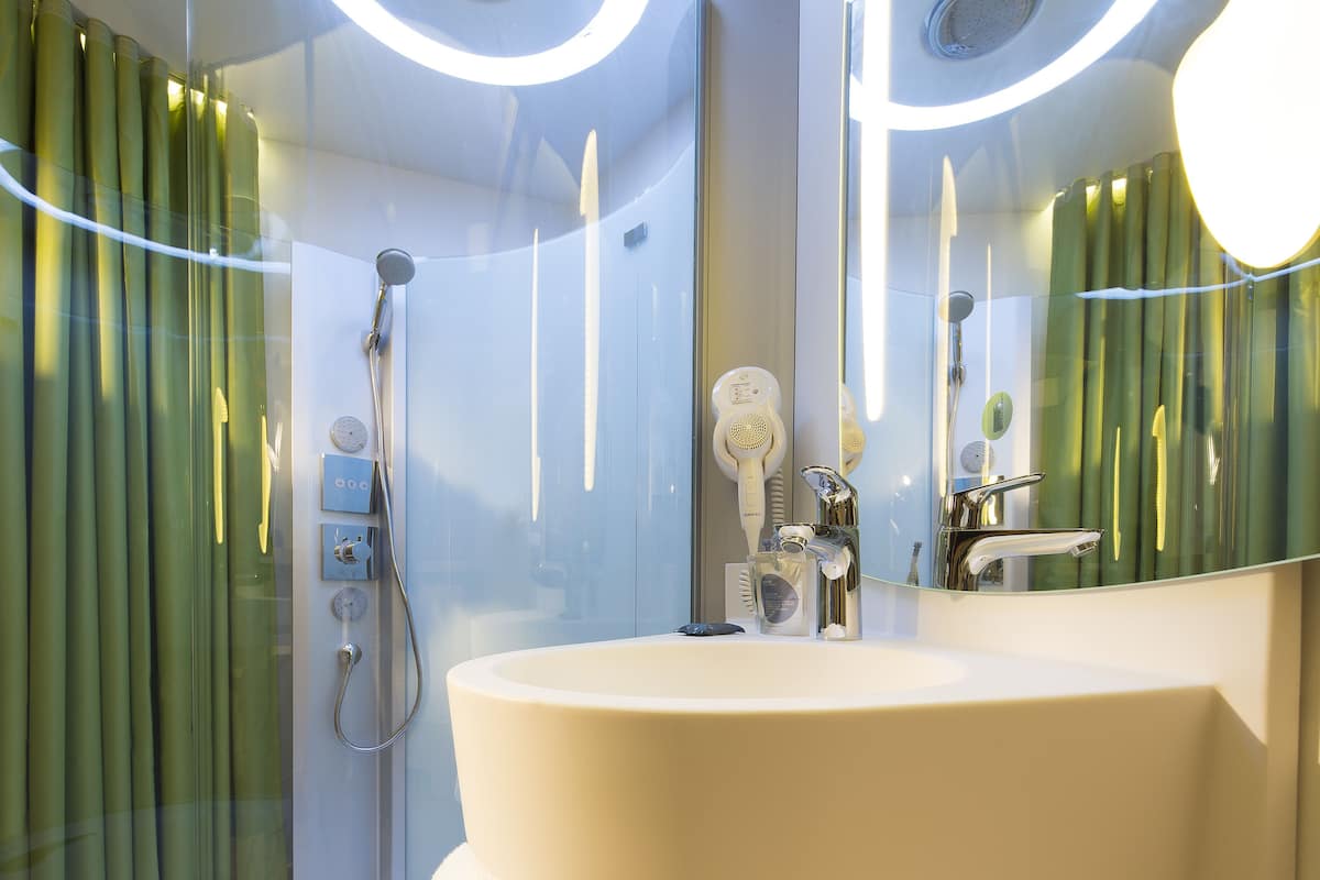 shower, free toiletries, hair dryer, towels