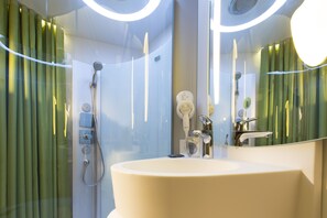 Ducha, artículos de tocador gratuitos, secador de pelo, toallas