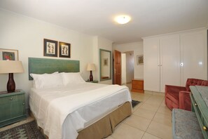 1 bedroom, premium bedding, desk, blackout curtains - Fifteen On Orange (Johannesburg)