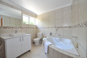 Separate bathtub and shower, free toiletries, hair dryer, towels - Fifteen On Orange (Johannesburg)