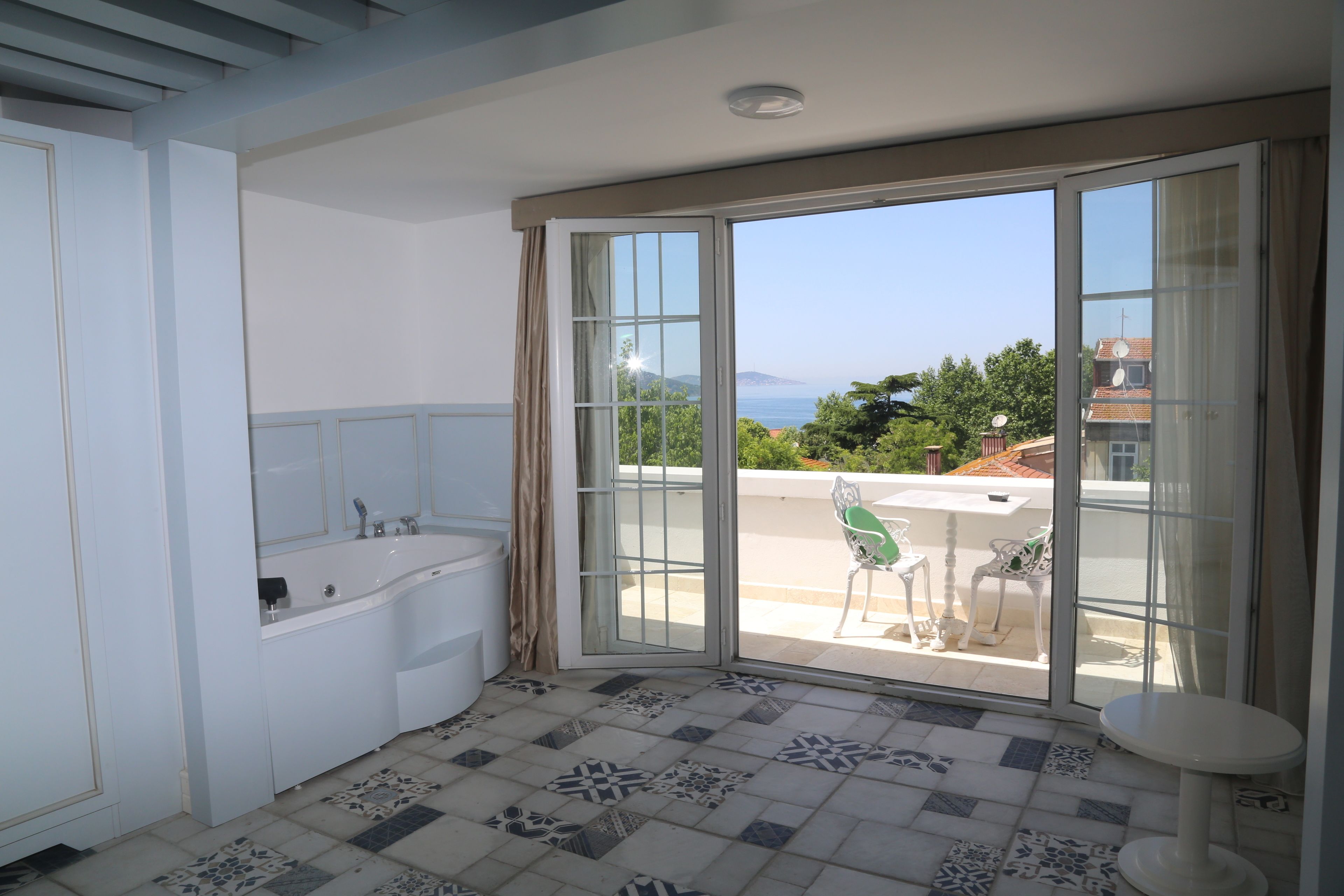 room, jetted tub, sea view | 1 bedroom, minibar, soundproofing, free wifi