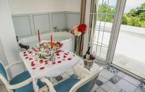 Room, Jetted Tub, Sea View | Minibar, soundproofing, free WiFi, bed sheets