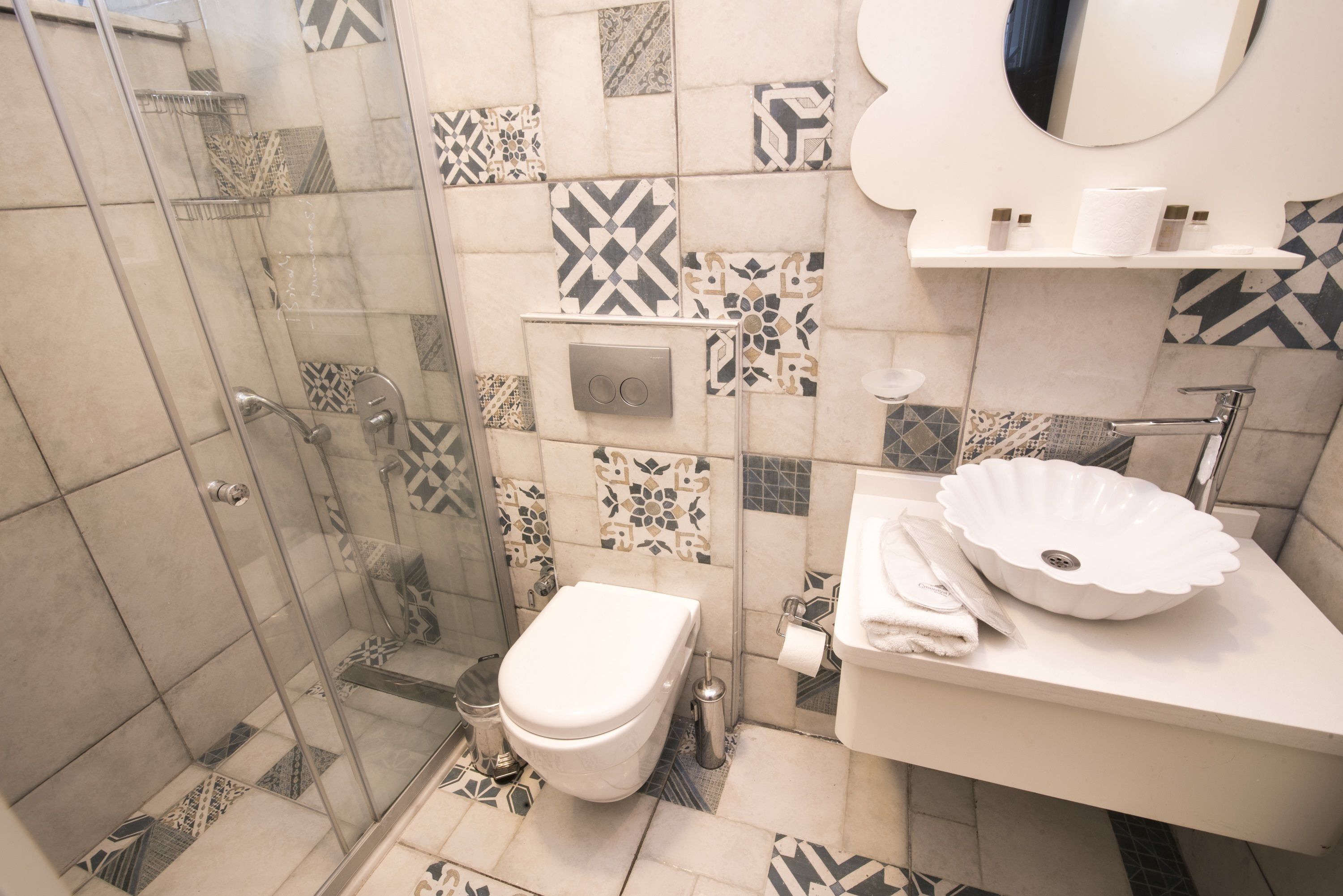 double room | bathroom | shower, free toiletries, hair dryer, slippers