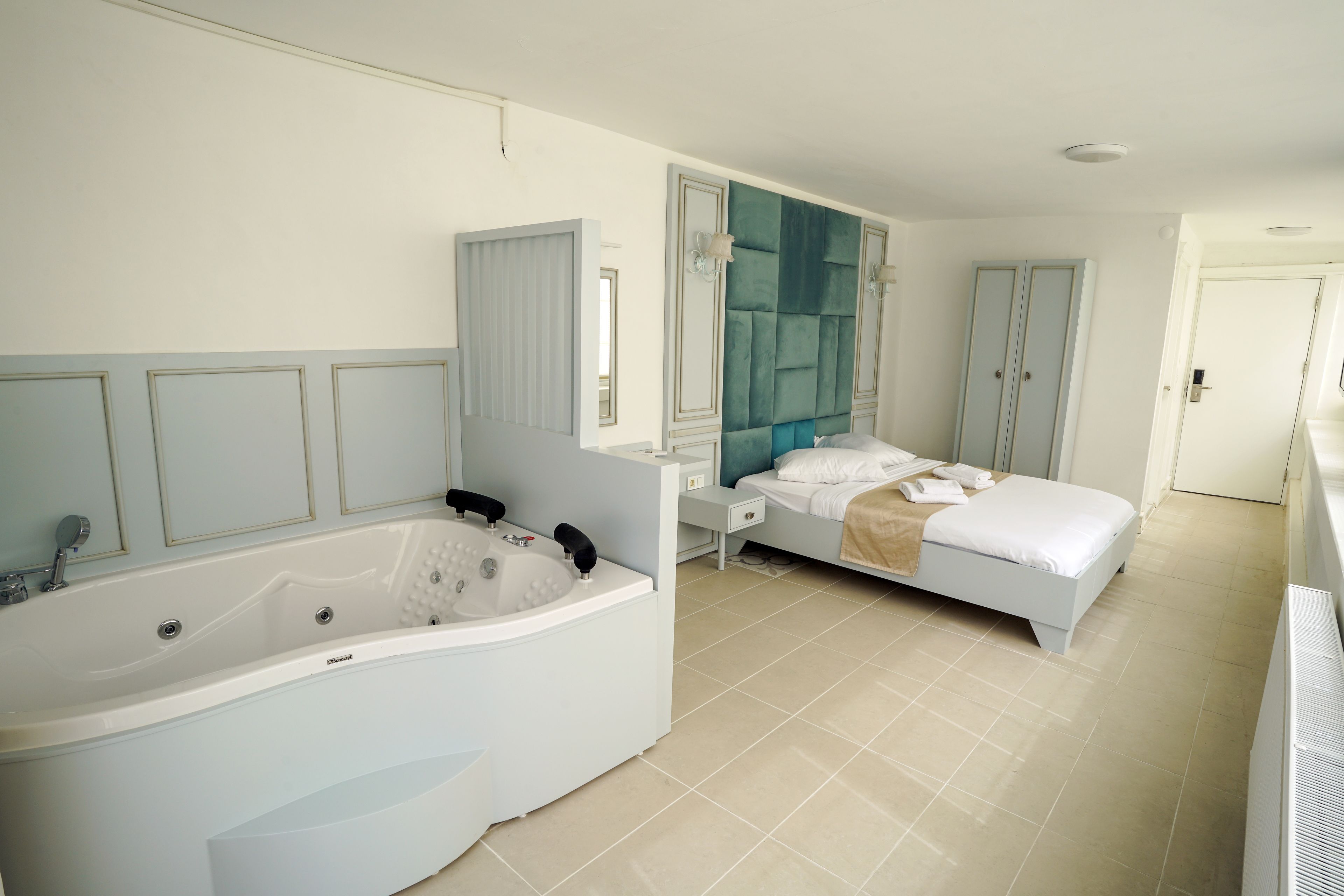 room, jetted tub, sea view | 1 bedroom, minibar, soundproofing, free wifi