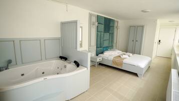 Room, Jetted Tub, Sea View | Minibar, soundproofing, WiFi (free), bed sheets