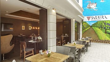 Se sirven desayunos, almuerzos, cenas y cocina regional