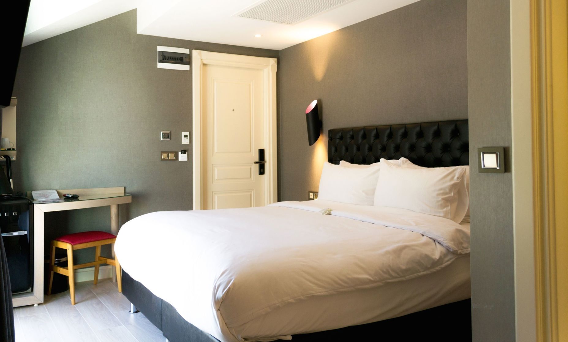 Minibar, safe på rommet, skrivebord og lydisolert