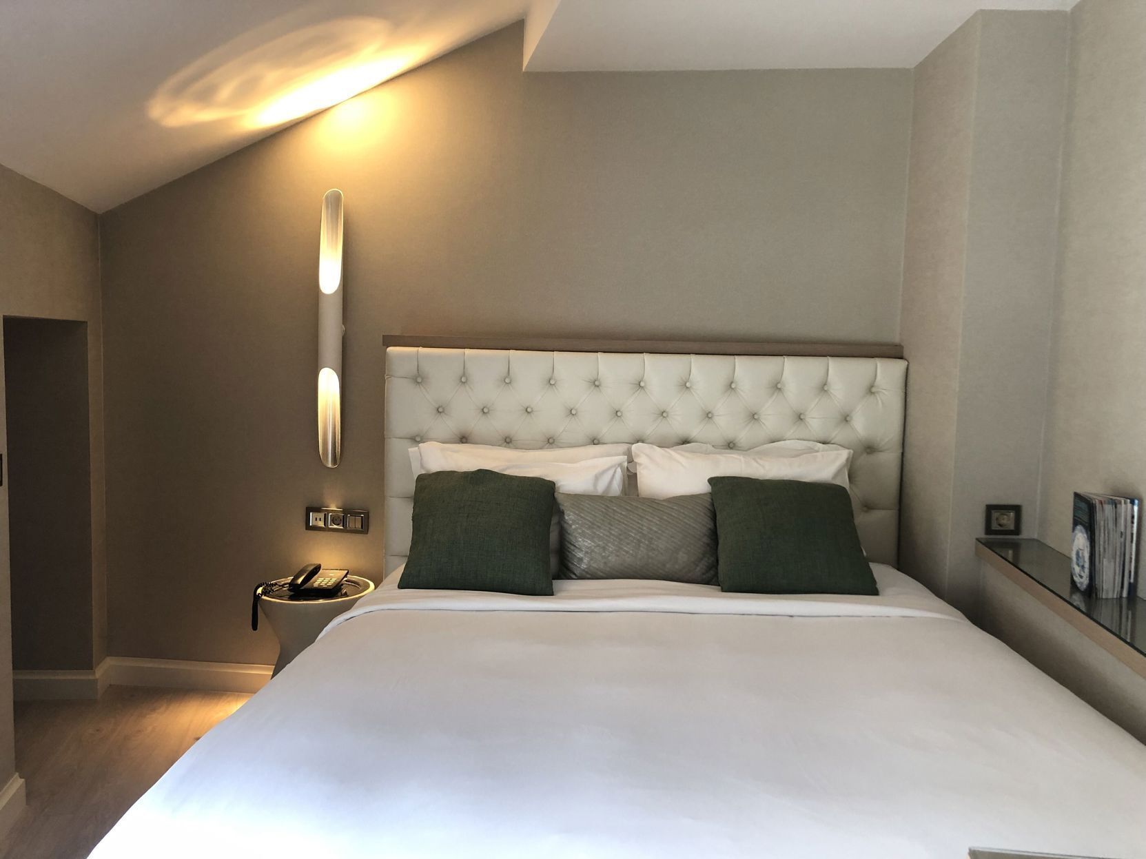 Minibar, safe på rommet, skrivebord og lydisolert