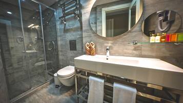 Habitación Deluxe, 1 cama de matrimonio, terraza, vistas parciales al mar | Baño | Ducha, artículos de higiene personal gratuitos y secador de pelo