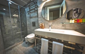 Deluxe Room, 1 Queen Bed, Terrace, Partial Sea View | Bathroom - Barbera Hotel (Istanbul)