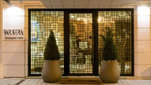 L'entrada d'un hotel boutique amb un rètol que diu "BARBERA boutique hotel".
