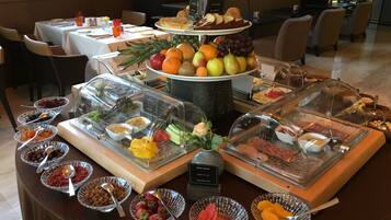 Desayuno a la carta diario (USD 23 por persona)