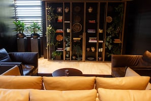 Lobby lounge