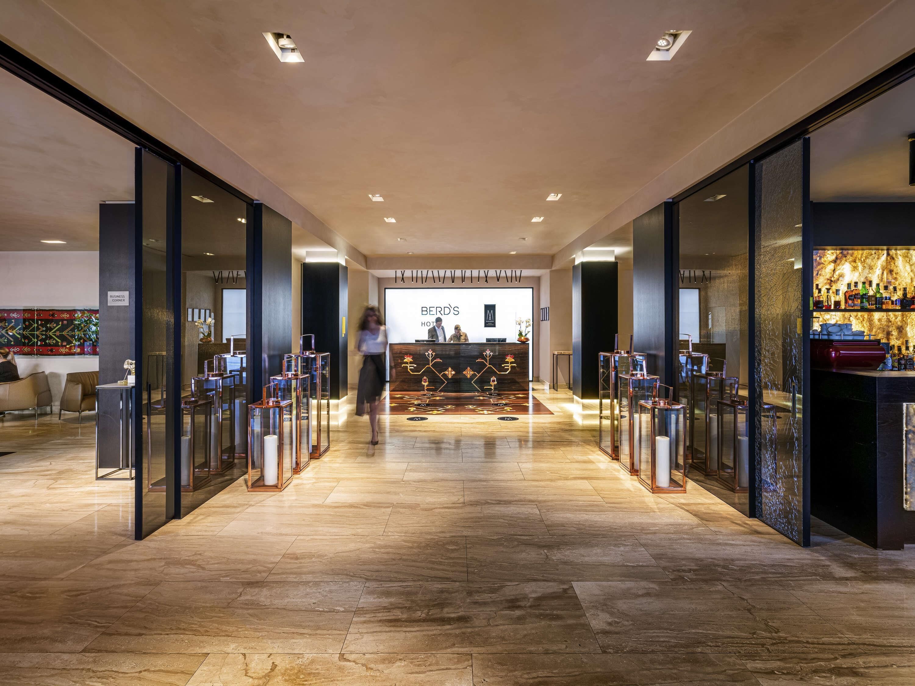 Breakfast, lunch, dinner served; Italian cuisine 