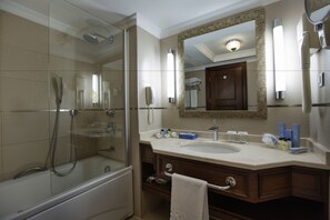 Regadera, amenidades de baño gratuitas, secadora de cabello, pantuflas 