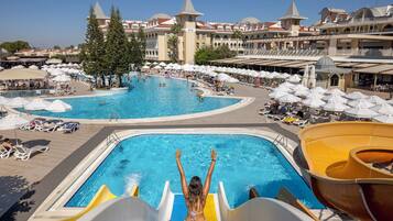 Sisäuima-allas, 2 ulkouima-allasta, aurinkovarjoja, aurinkotuoleja