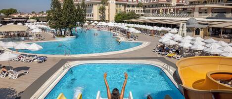 Piscina interna, 2 piscinas externas, guarda-sóis, espreguiçadeiras