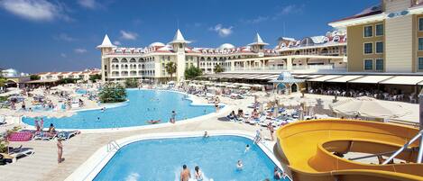 Piscine couverte, 2 piscines extérieures, parasols de plage