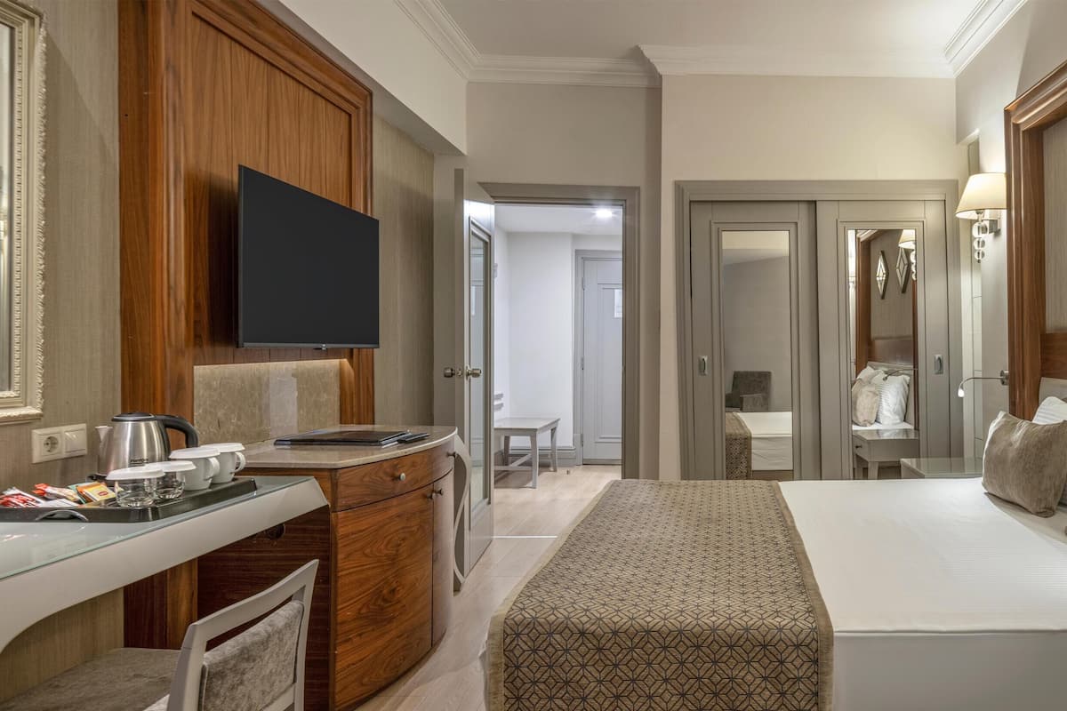 Minibar con artículos gratuitos y caja de seguridad en la habitación 