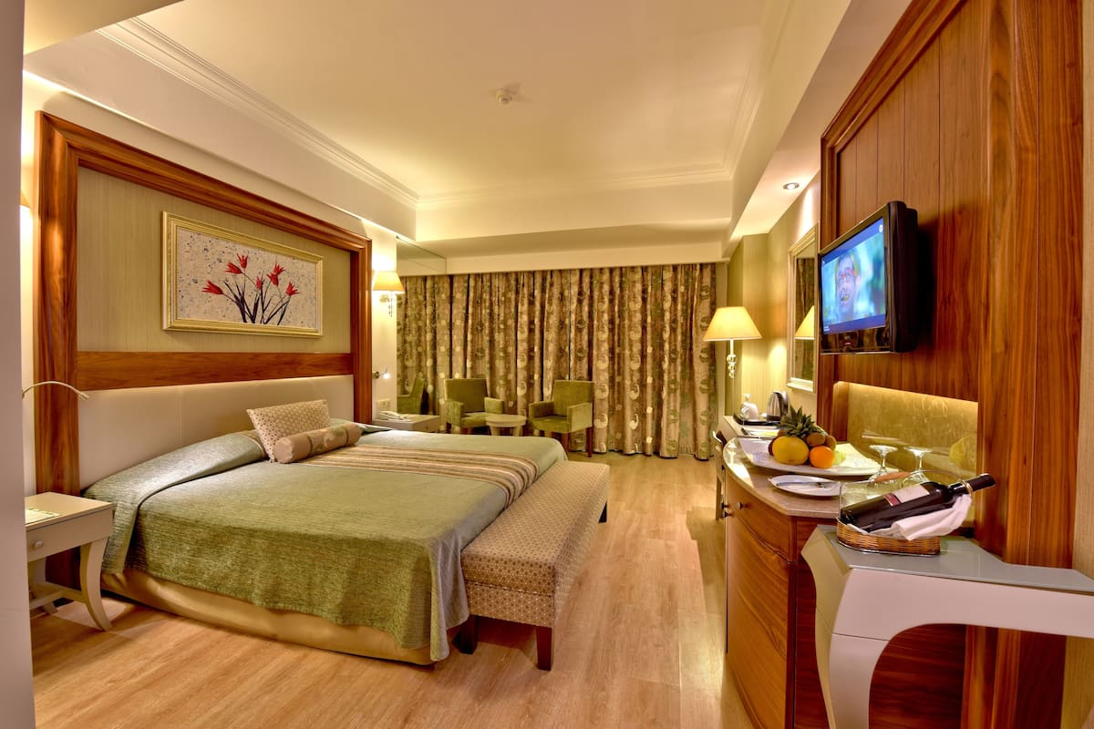 Free minibar, in-room safe, desk, free WiFi