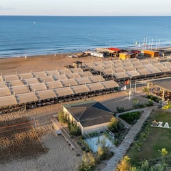 Privatstrand, Liegestühle, Sonnenschirme, Strandtücher