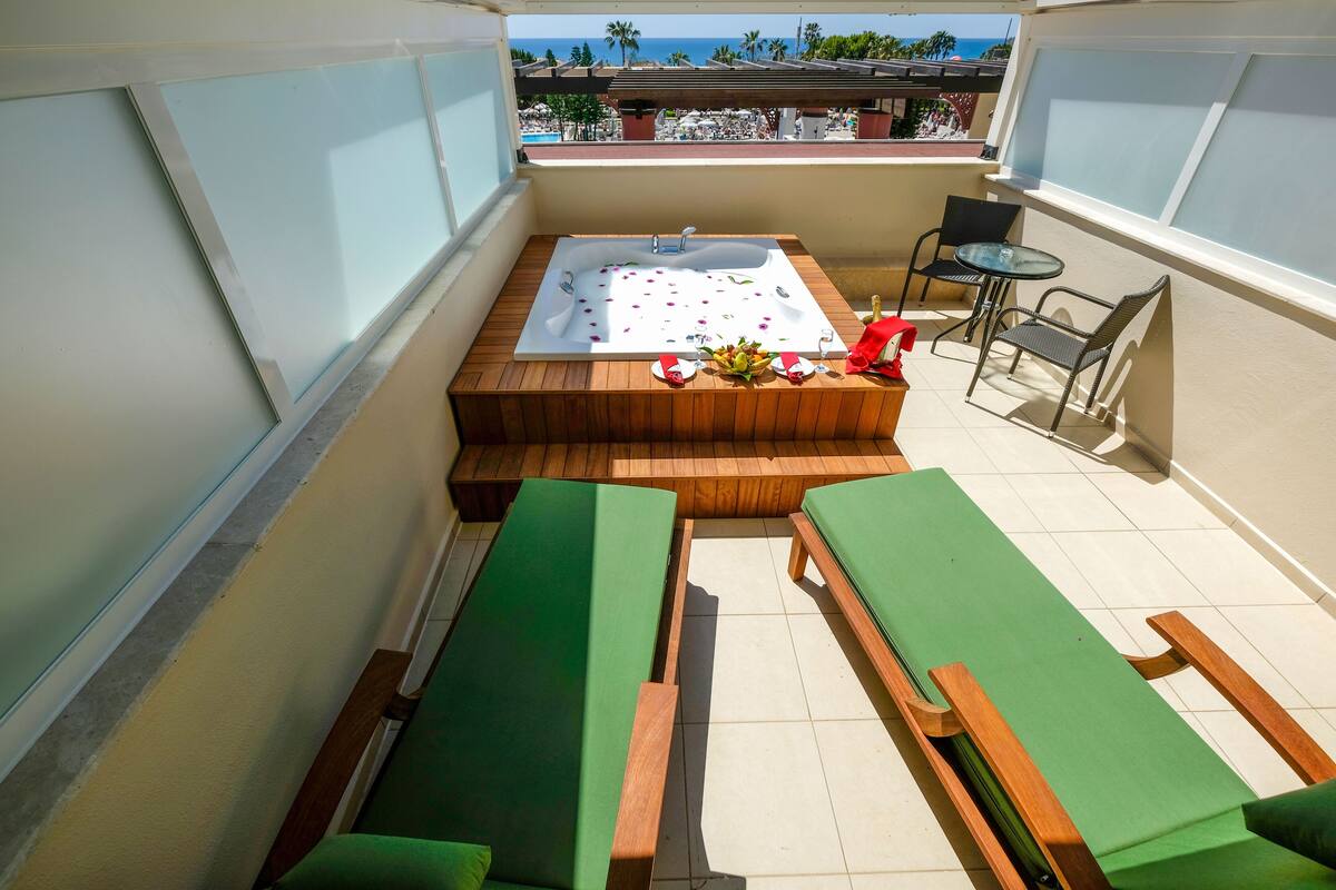 Free minibar, in-room safe, desk, free WiFi