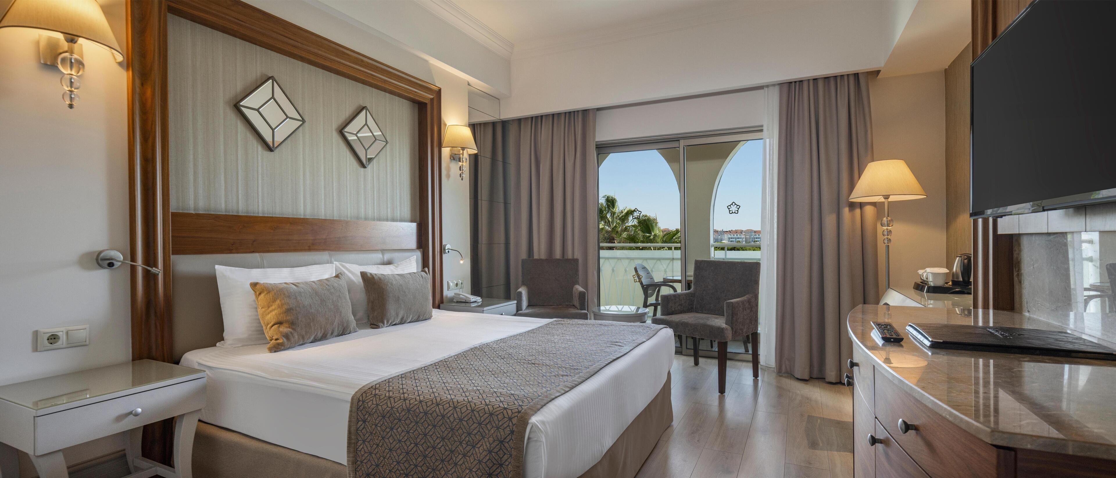 Minibar con artículos gratuitos y caja de seguridad en la habitación 