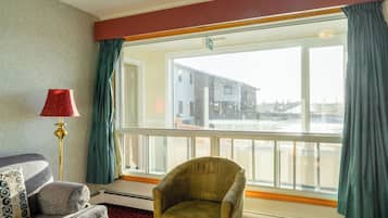 Premium Suite, 1 King Bed, Jetted Tub | Living room