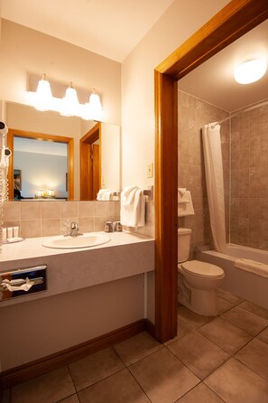 Bañera con ducha, artículos de tocador gratuitos, secador de pelo