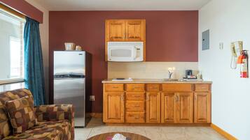 Chambre simple classique, 1 très grand lit | Cuisine privée | Mini-réfrigérateur, four à micro-ondes, cafetière-théière
