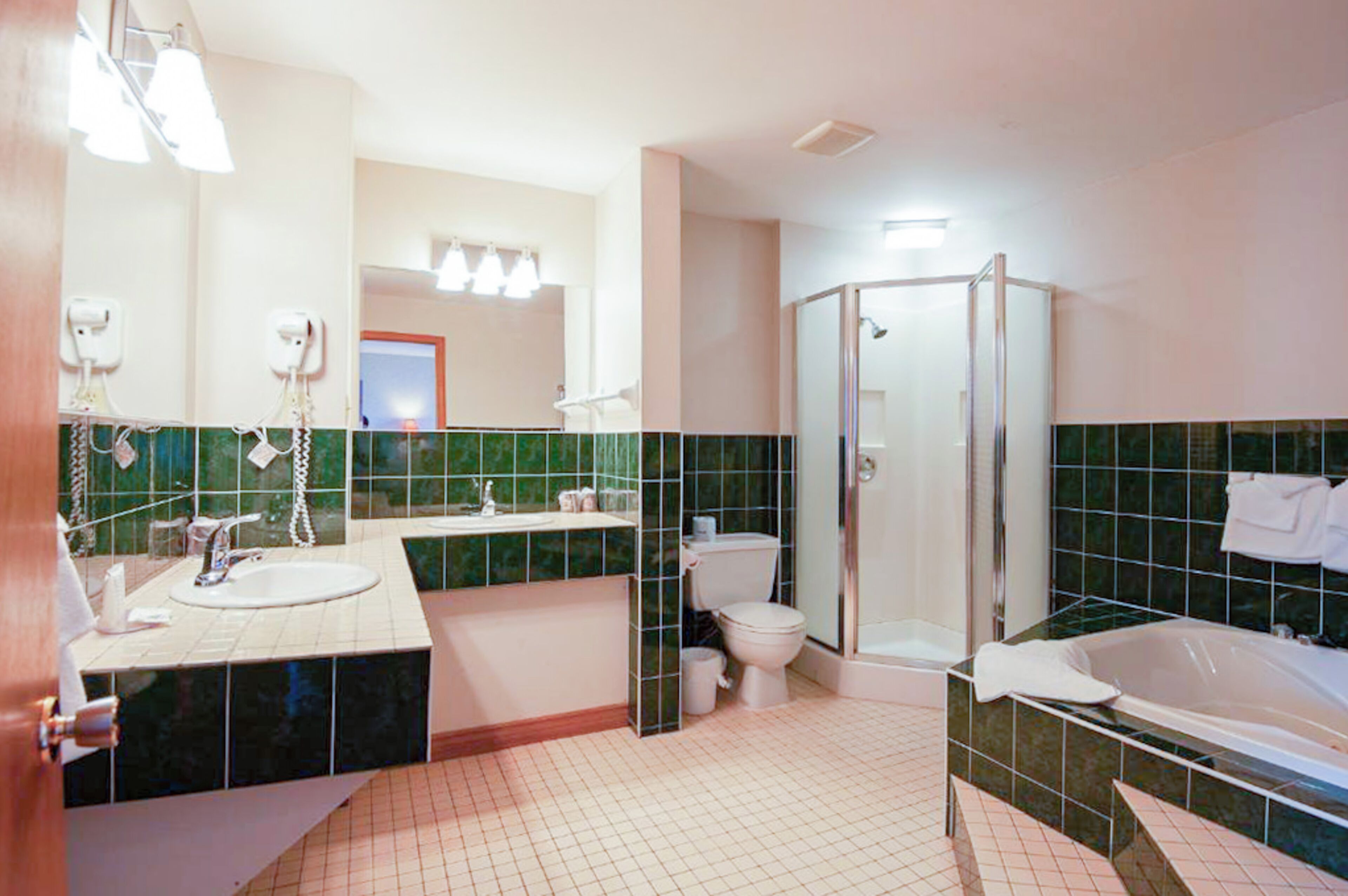 Un baño con lavamanos, inodoro, ducha y bañera.
