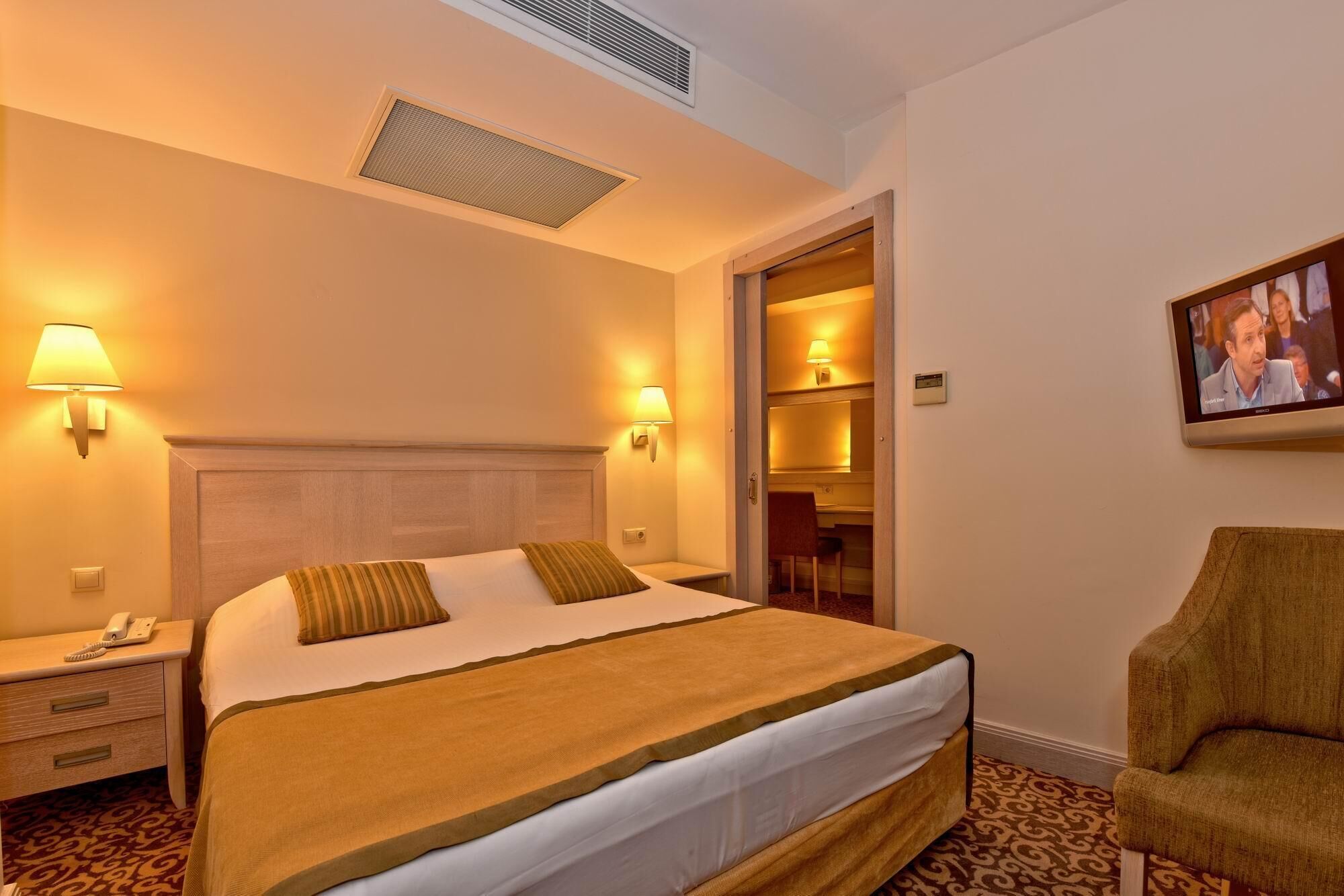 Ropa de cama de alta calidad, artículos del minibar gratis y escritorio 