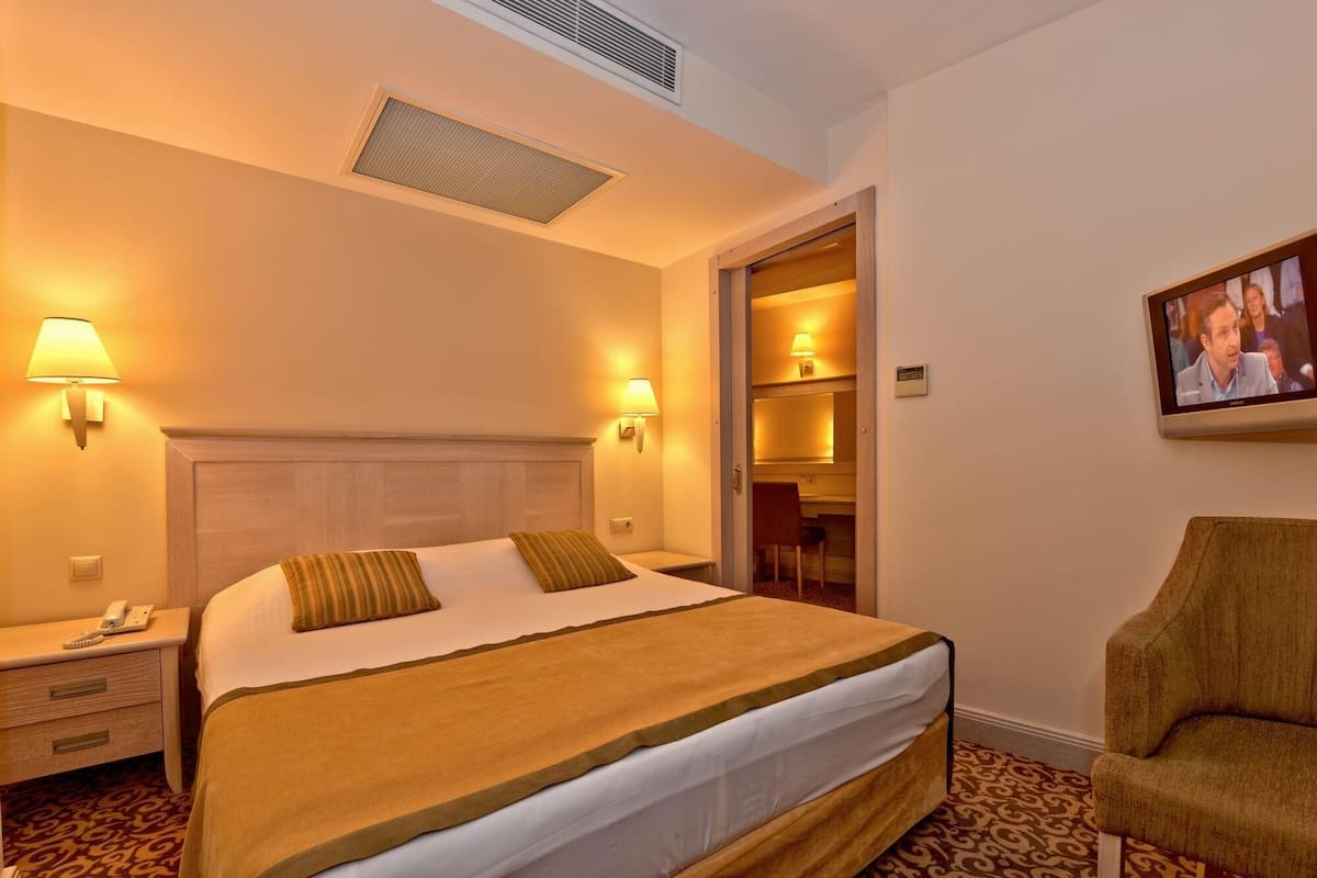 Ropa de cama de alta calidad, artículos del minibar gratis y escritorio