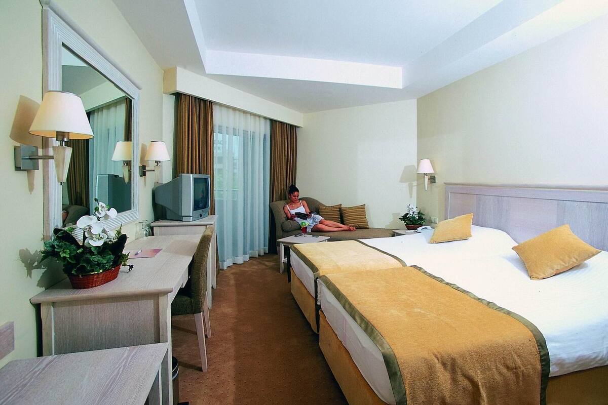 Premium bedding, minibar (free items), desk, blackout drapes