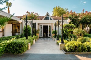 2 restaurants, spécialités Cuisine internationale