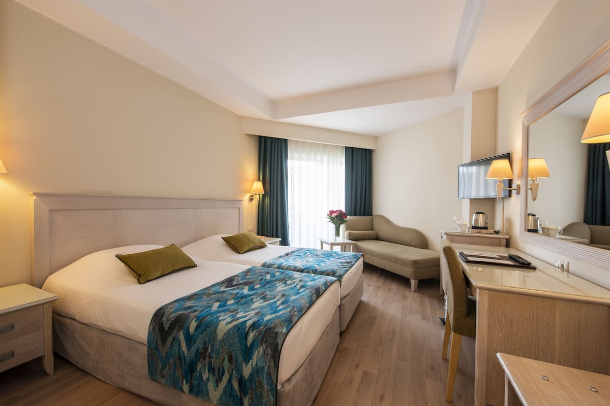 Ropa de cama de alta calidad, artículos del minibar gratis y escritorio