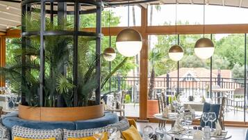 2 restaurants, breakfast, lunch, dinner served; international cuisine